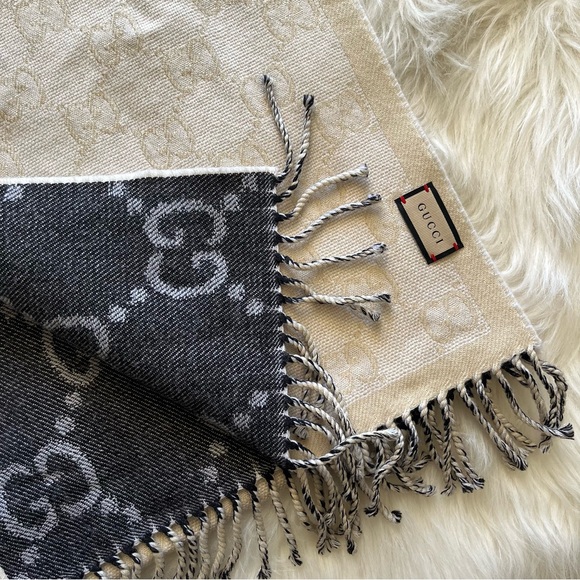 Gucci GG Monogram Grey/Ivory Reversible Wool Fringe Scarf + Box - Picture 4 of 10